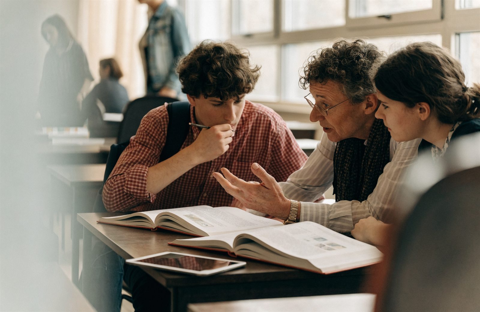 Leerkracht met leerlingen in een klaslokaal